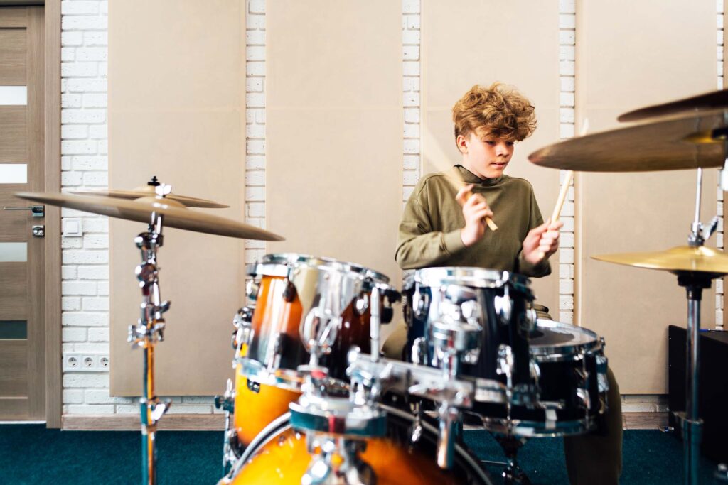 boy-playing-drum-kit-lesson-at-the-music-school-95JGZHH.jpg